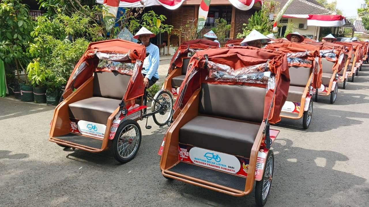 GRATIS: Sebanyak 100 unit becak listrik gratis telah dibagikan kepada pengemudi becak berusia lanjut, Minggu (28/12).