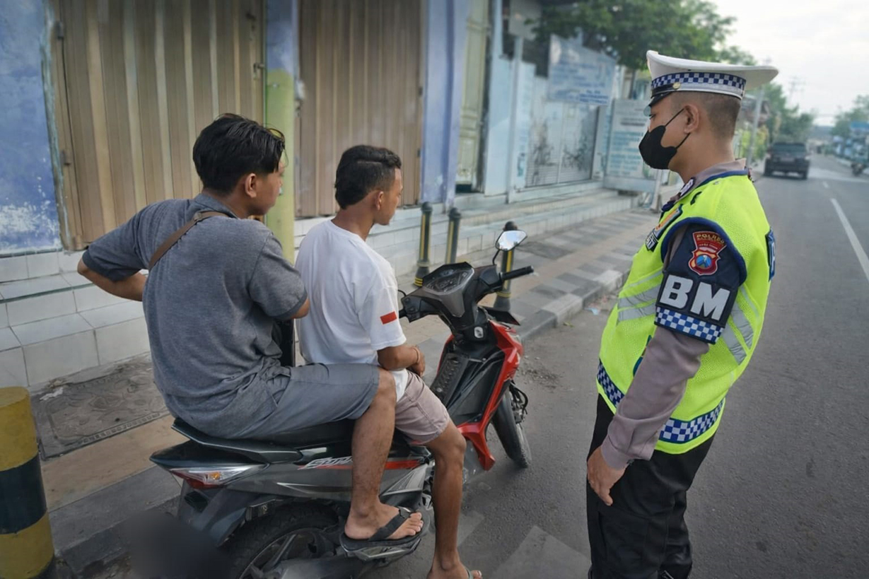 TILANG: Polisi menilang seorang pengendara motor yang melakukan pelanggaran.