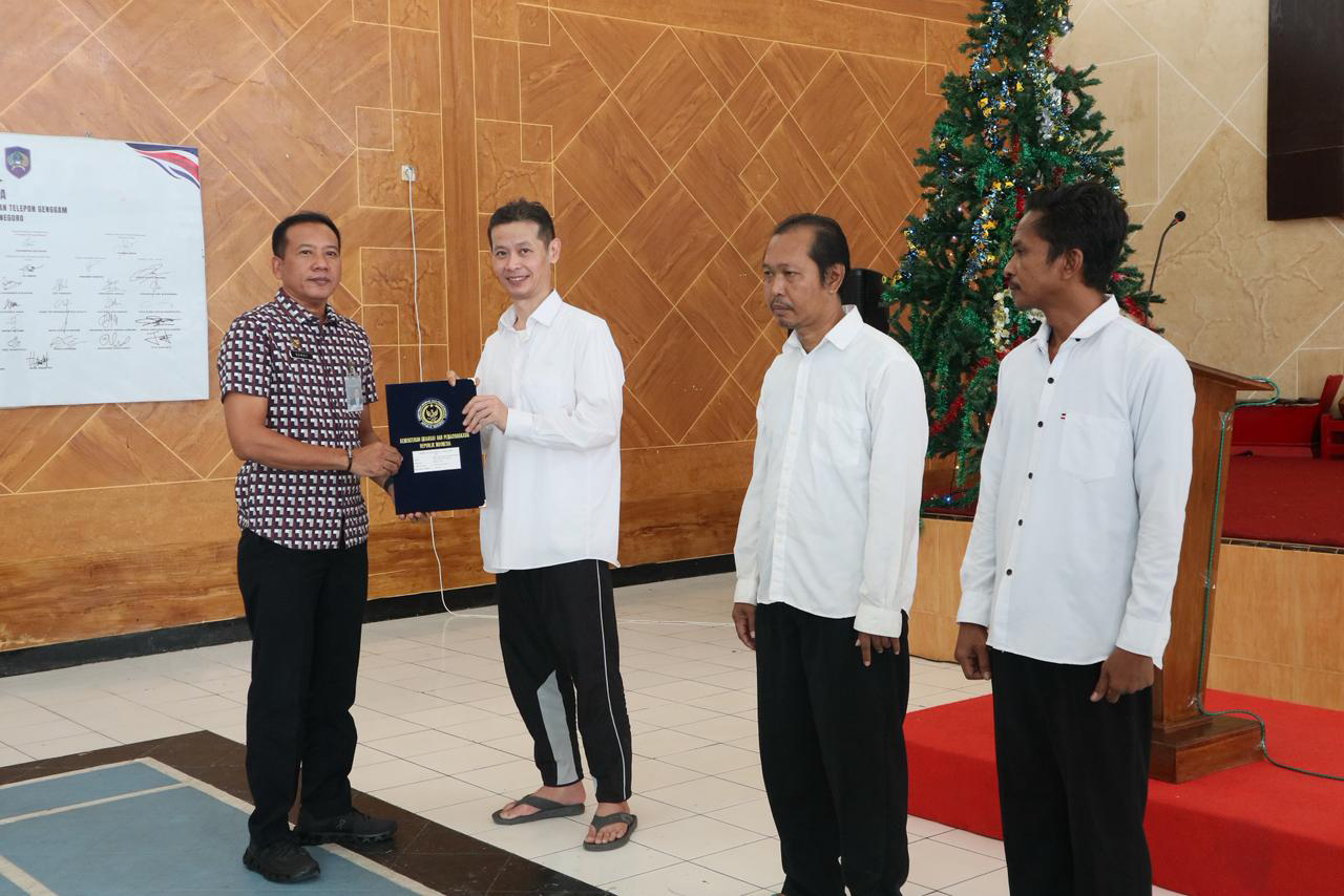 REMISI: Kepala Lapas Kelas IIA Bojonegoro Hari Winarca menyerahkan SK Remisi Khusus Natal kepada tiga napi, Kamis (25/12).