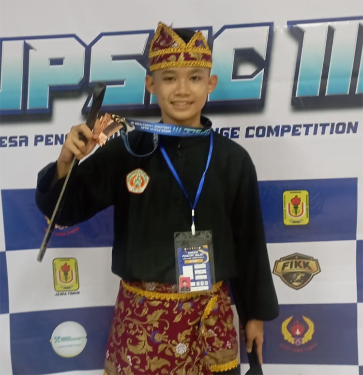 PRESTASI: Cakra Buana Syamsudin Khatulistiwa sabet dua medali perunggu pada ajang Unesa Pencak Silat Challenge Competition III pada 19-21 Desember 2025.