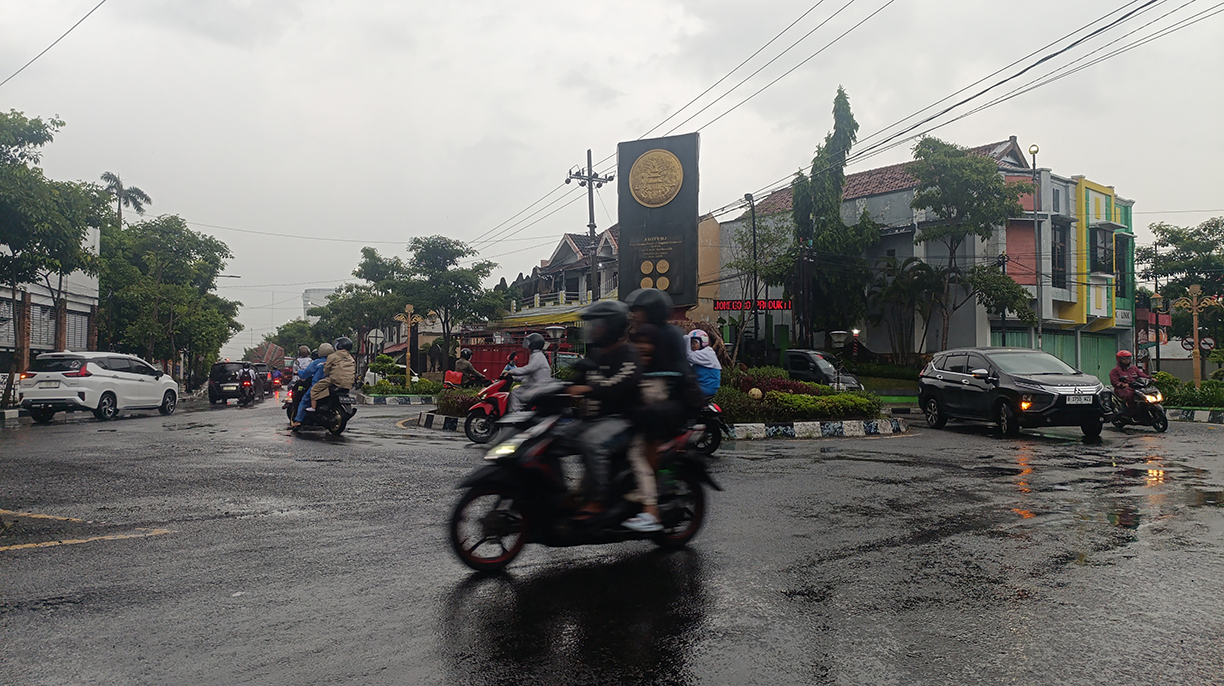 BASAH: Jalan di titik nol Bojonegoro atau simpang tiga Tugu Adipura tampak basah usai diguyur hujan cukup deras, Senin sore (29/12).