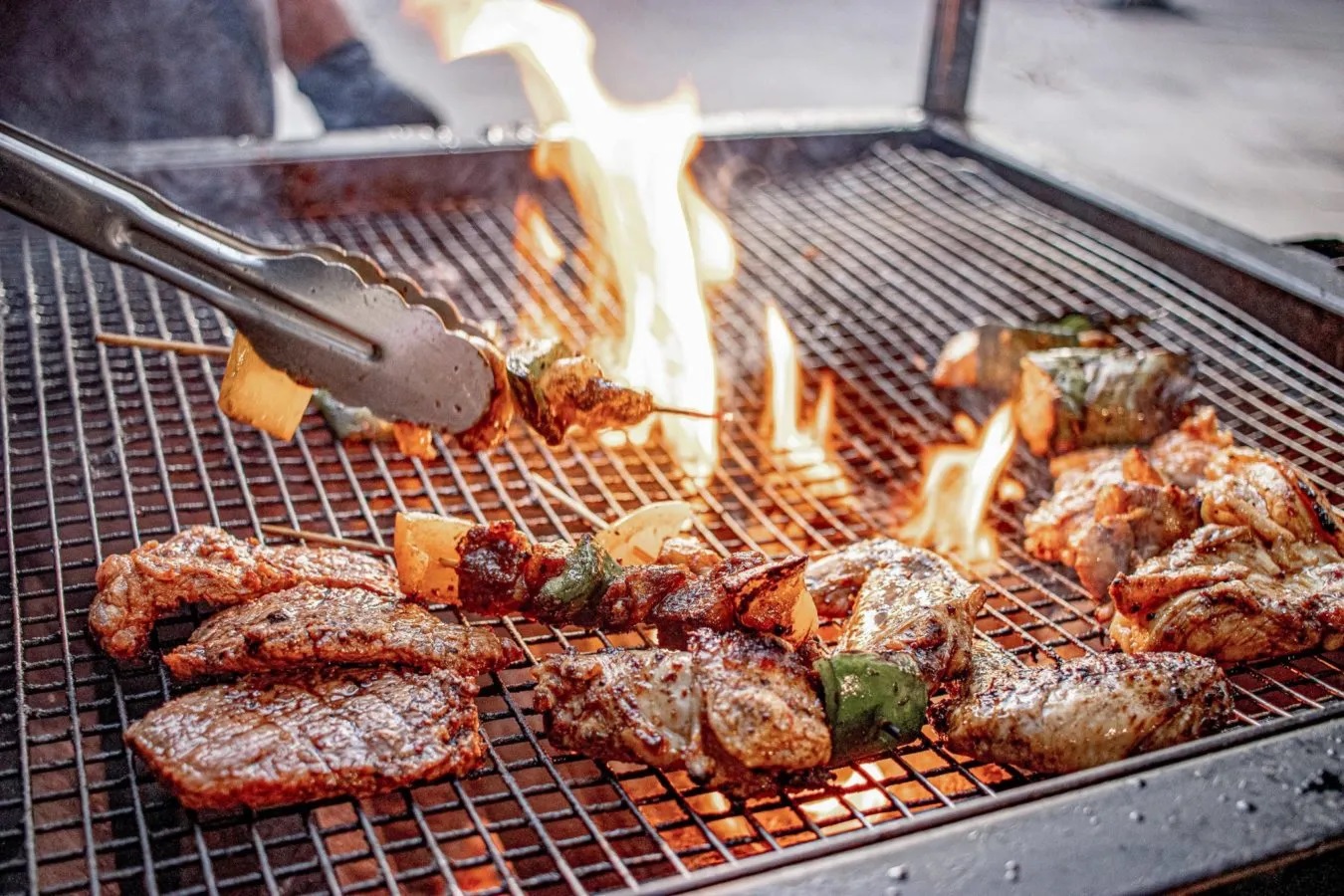MENU WAJIB: Bakar-bakar daging merupakan menu wajib perayaan malam tahun baru.