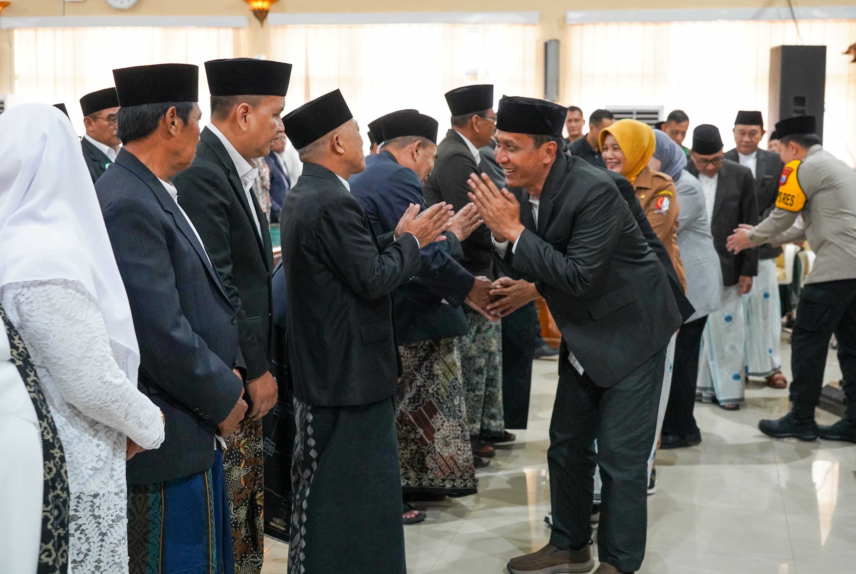 DIKUKUHKAN: Bupati dan Wakil Bupati Bojonegoro beserta jajarannya memberikan selamat kepada Pengurus MUI Bojonegoro