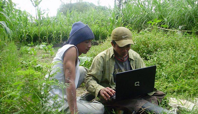 WIFI: Internet wifi di desa.