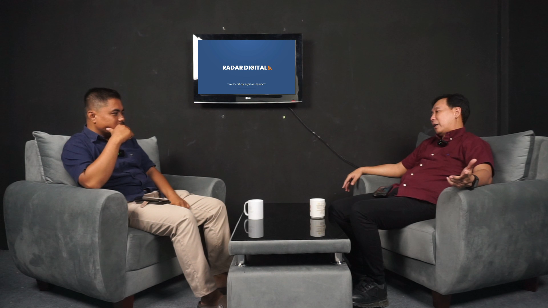 Wakil Ketua Komisi D DPRD Bojonegoro Sukur Priyanto (kanan) saat berkunjung ke studio Podcast Radar Bojonegoro Selasa (30/12).