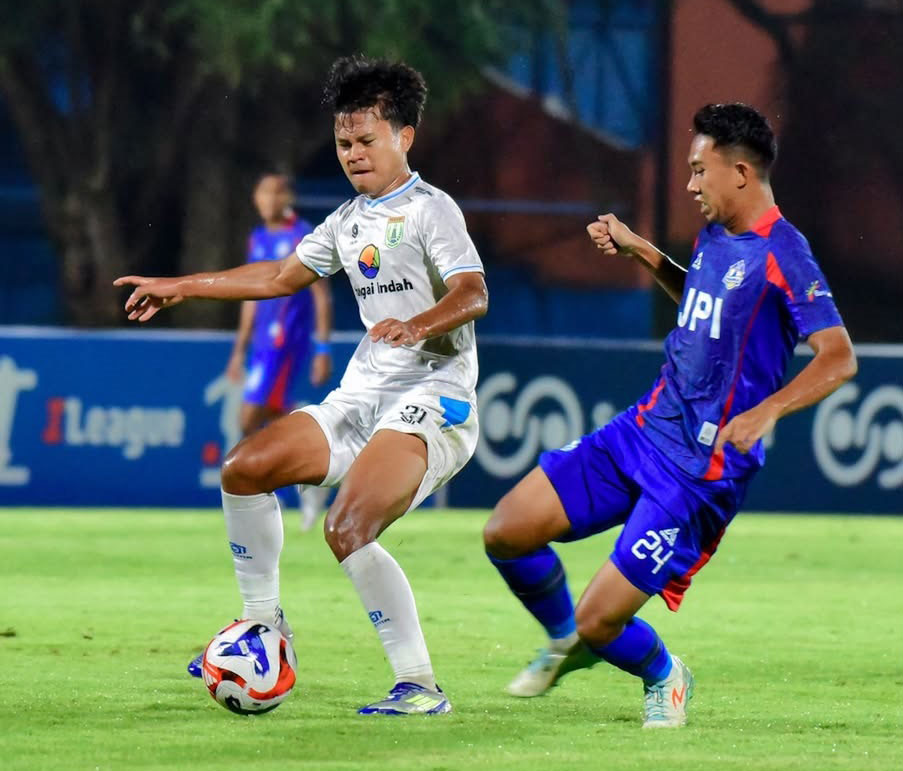 KETAT: Zegga Novembrian dikawal ketat pemain Persika dalam laga di Stadion UNS Solo, pada 30 Desember 2025. Persibo harus mengakui keunggulan lawan dan turun ke peringkat ke empat klasemen sementara
