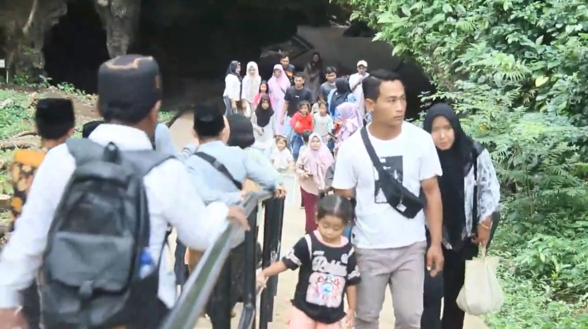 RAMAI: Jumlah pengunjung Gua Terawang tembus 2.000 pengunjung per hari saat momen libur nataru.