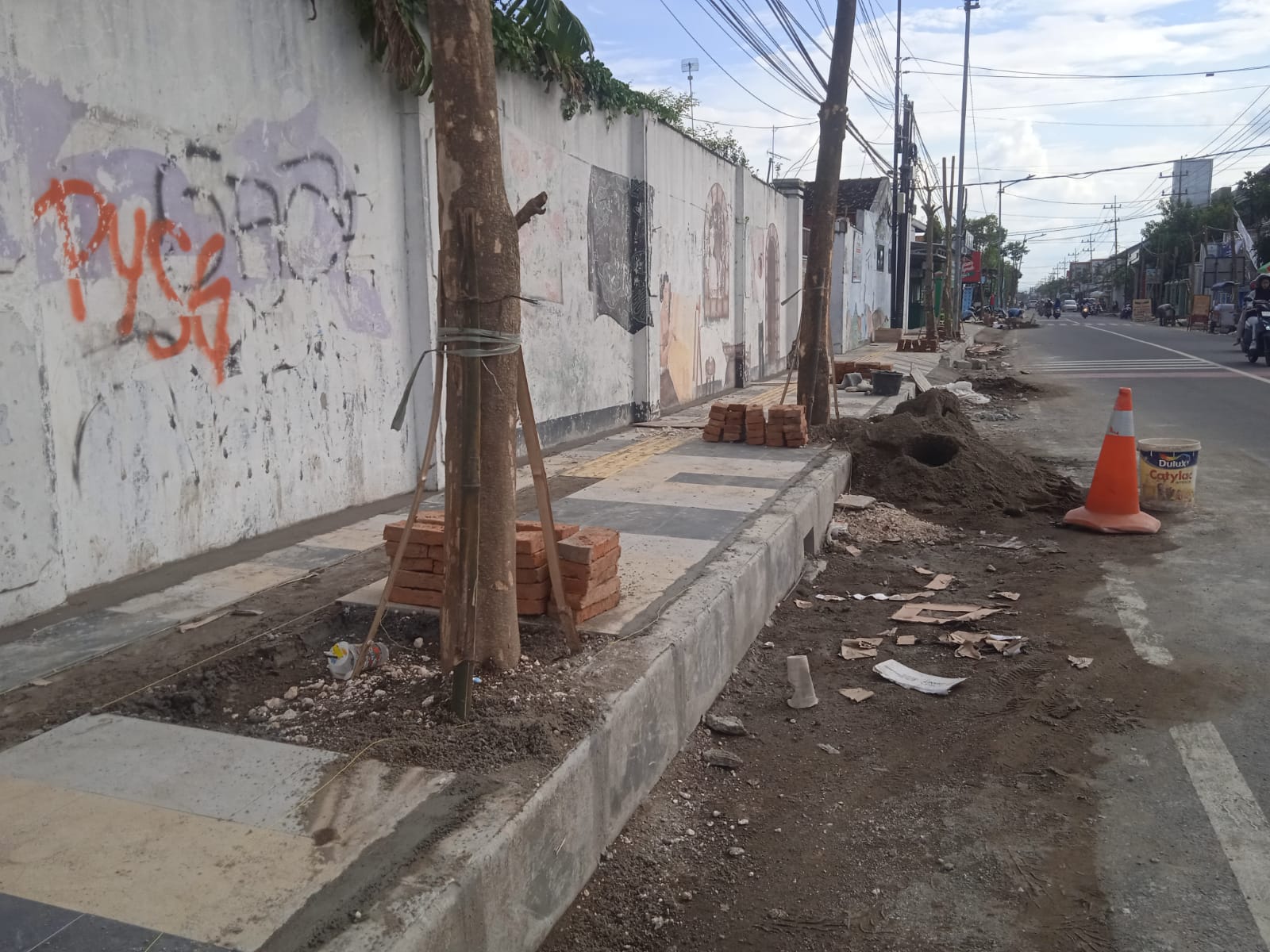 DIKERJAKAN HINGGA AWAL 2026 : Proyek Trotoar di Jalan Panglima Polim.