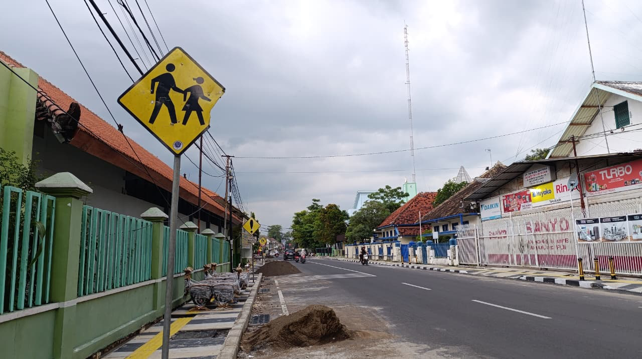 BELUM RAMPUNG: Pengerjaan salah titik proyek trotoar dan drainase di Jalan AKBP M Soeroko masih belum rampung.
