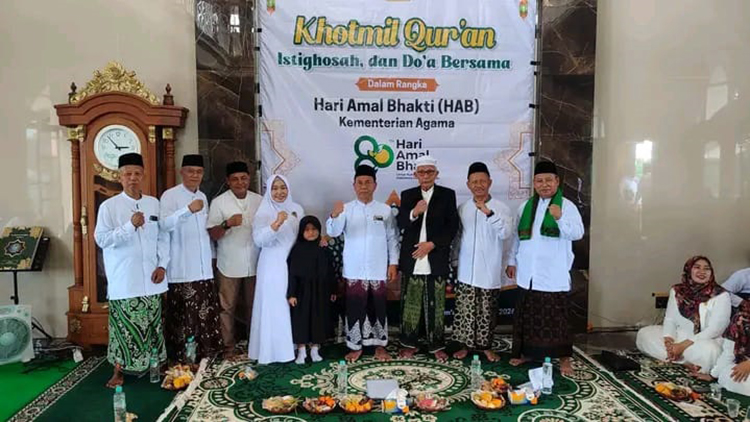 HARI AMAL BAKTI: Kegiatan Khotmil Quran, Istigozah, dan Doa Bersama digelar dalam rangka Hari Amal Bakti ke-80 di Masjid Al-Ikhlas Kantor Kemenag Bojonegoro.