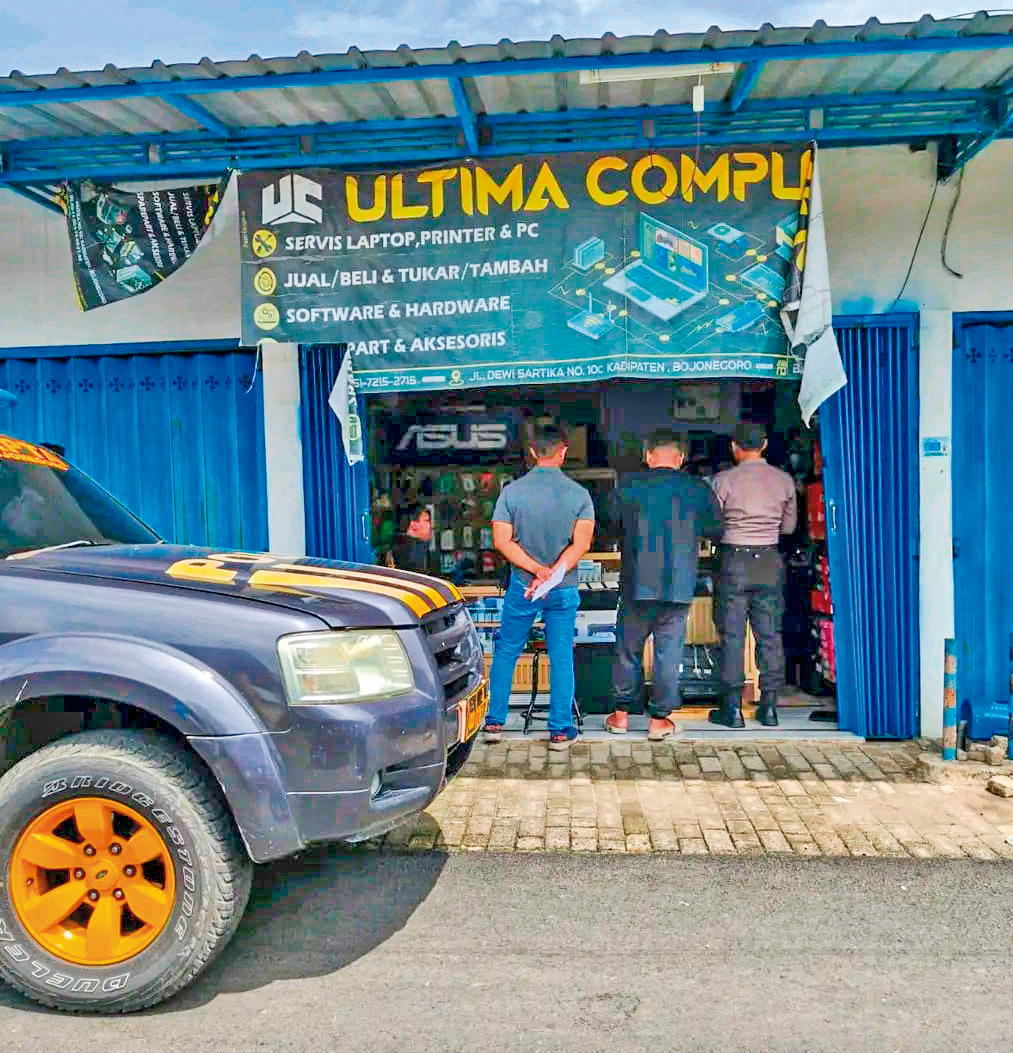 OLAH TKP: Petugas Satreskrim Polres Bojonegoro melakukan olah TKP di Toko Elektronik turut Jalan Dewa Sartika, Kelurahan Kadipaten, Minggu pagi (4/1).