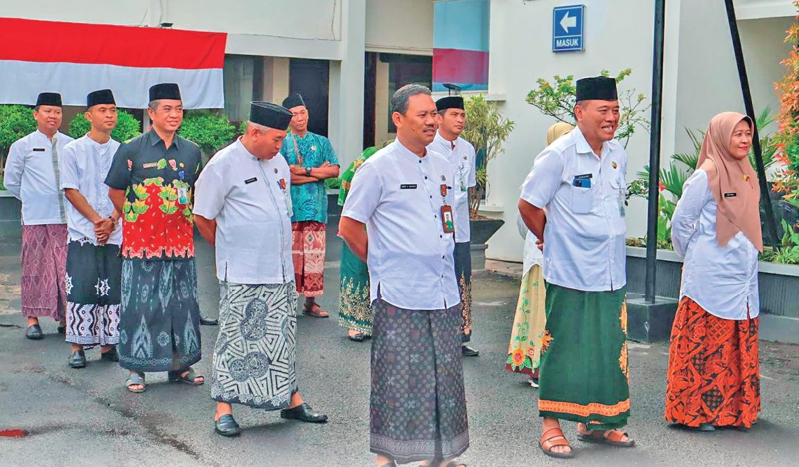 MEMAKAI SARUNG : ASN di Blora kini memakai sarung setiap hari Jumat.