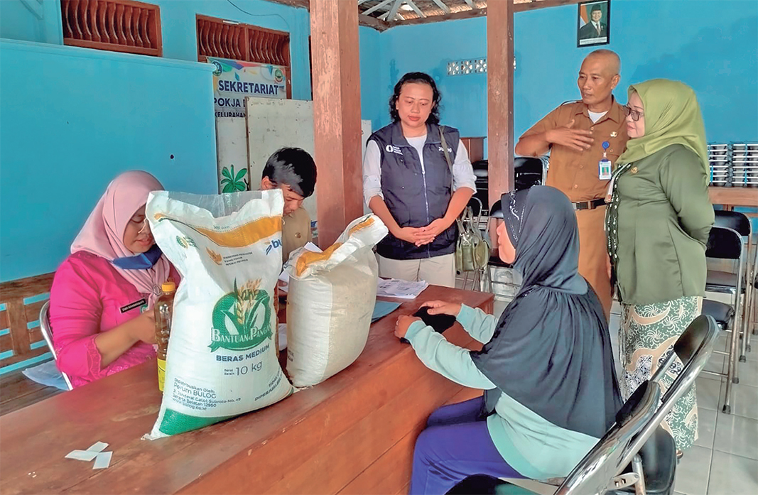 DIBERI BANTUAN: Warga Blora menerima bantuan sosial berupa beras dan minyak goreng.