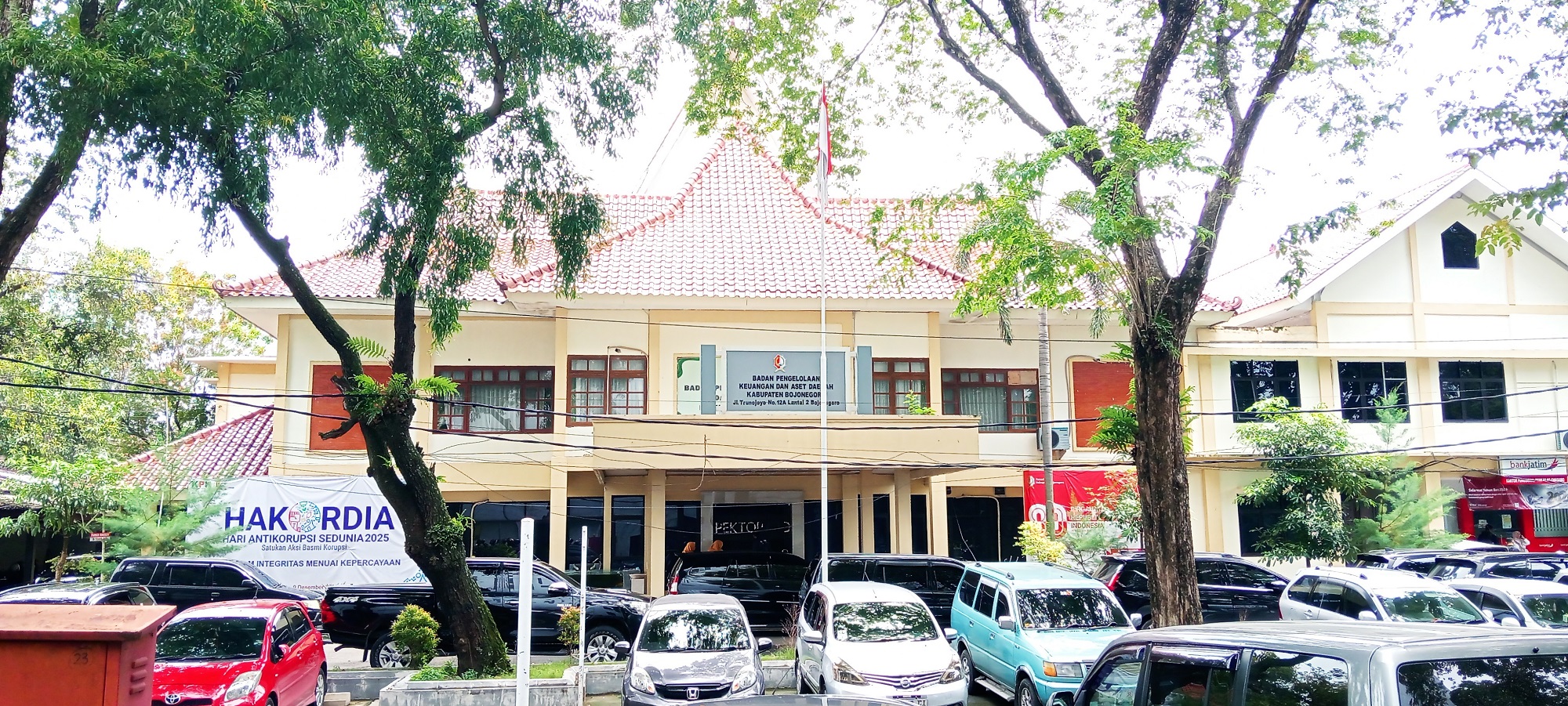 BELUM MAKSIMAL: Halaman kantor BPKAD Bojonegoro terlihat dipenuhi mobil parkir. Sekitar Rp 1,9 triliun berlum terserap.