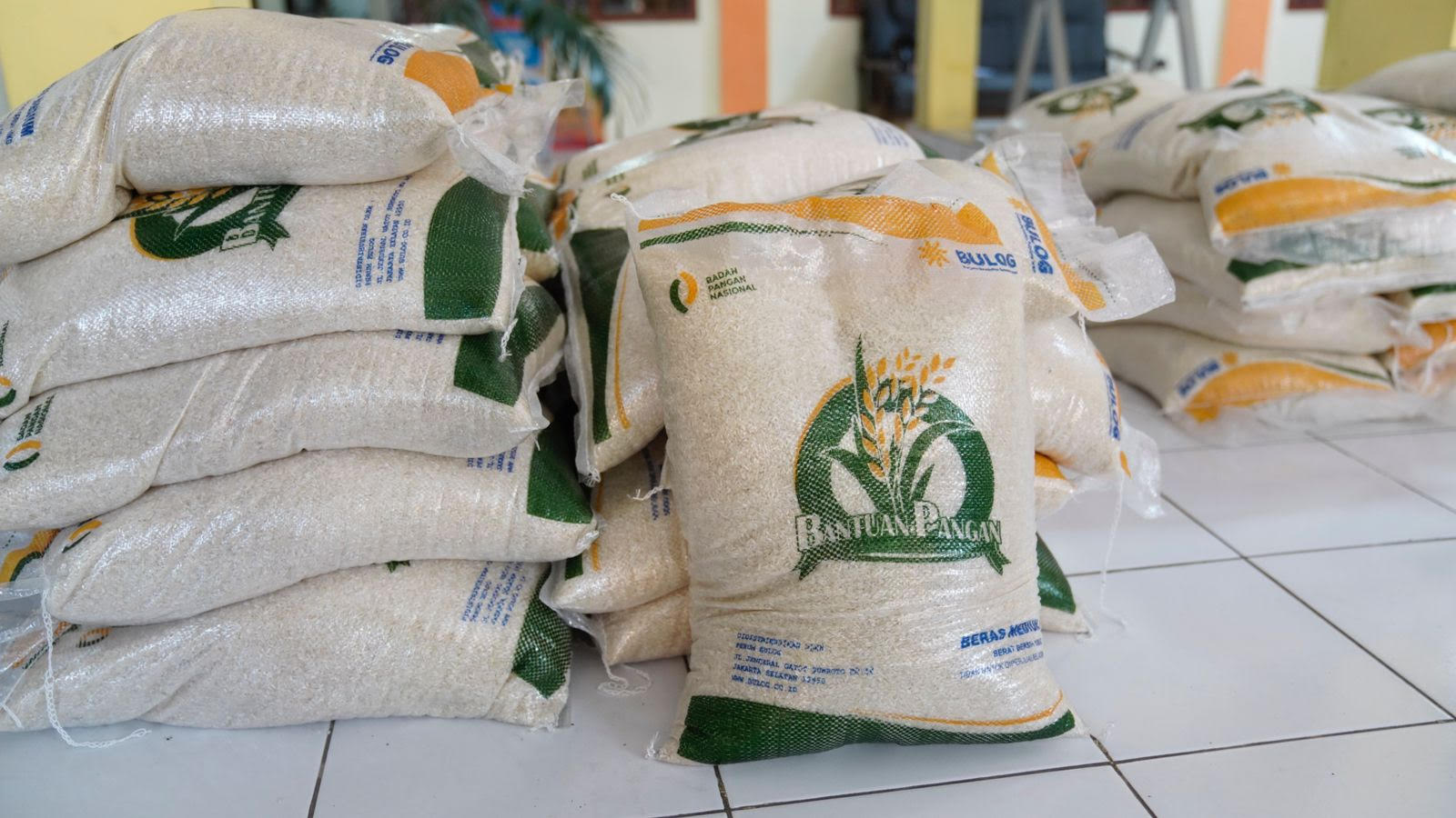 BANSOS: Bantuan beras 10 kg bakal disalurkan pada 2026.
