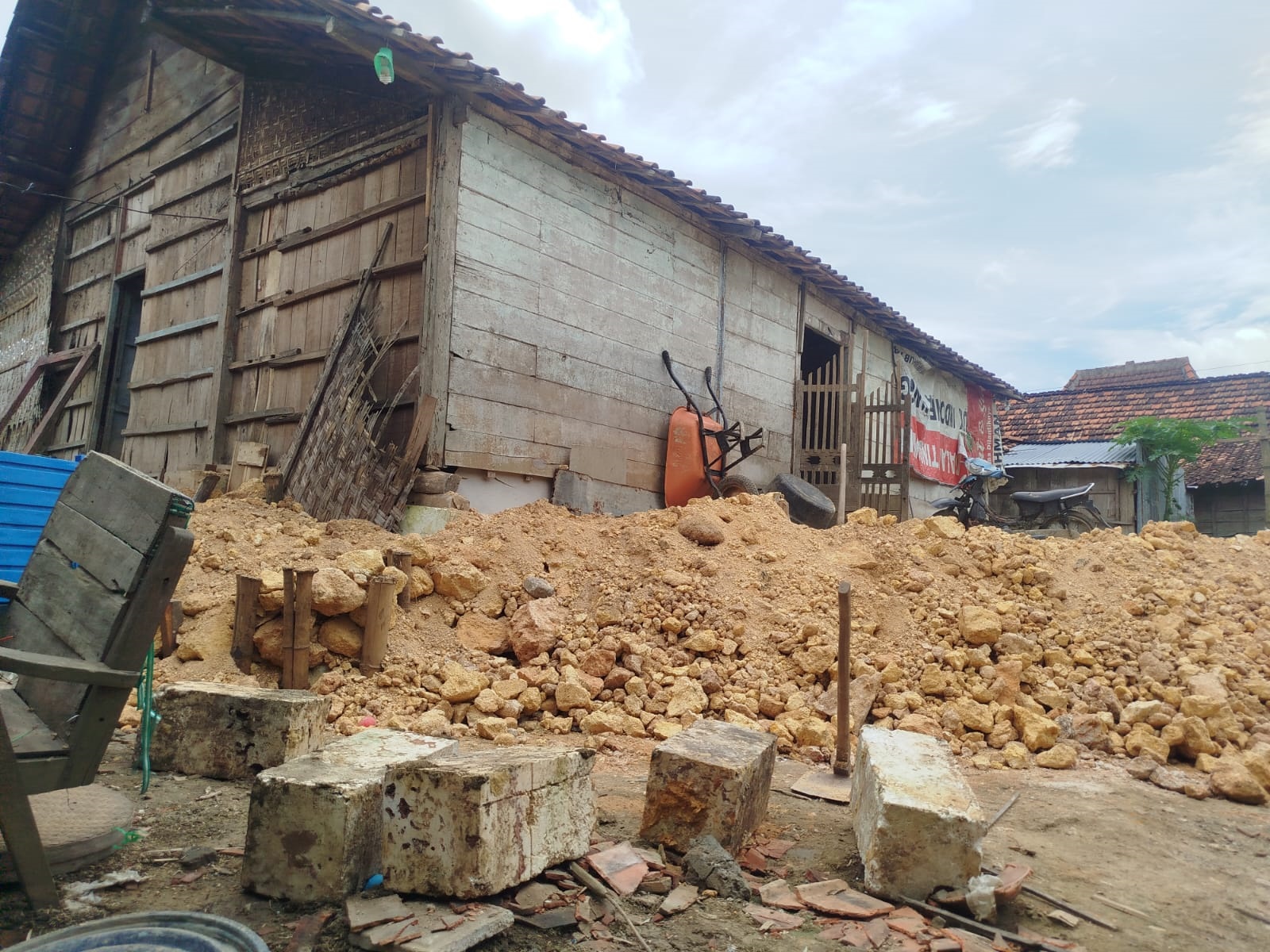 TERDAMPAK: Kondisi rumah Nur Hidayah yang terdampak tanah ambles di Dusun Sambiroto, Desa Sambiroto, Kecamatan Banjarejo.