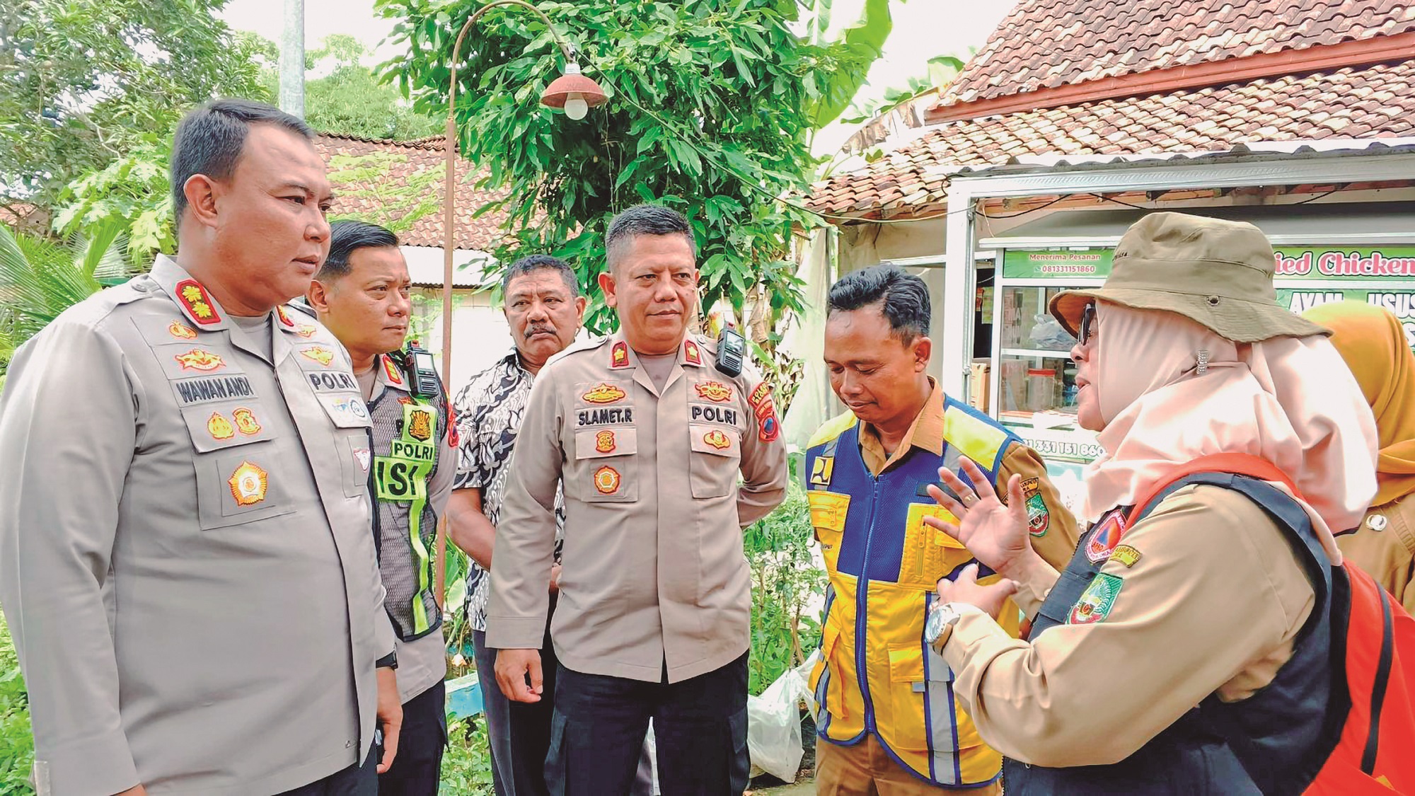 JADI PERHATIAN: Forkopimda setempat saat meninjau tanah ambles di Desa Buluroto.