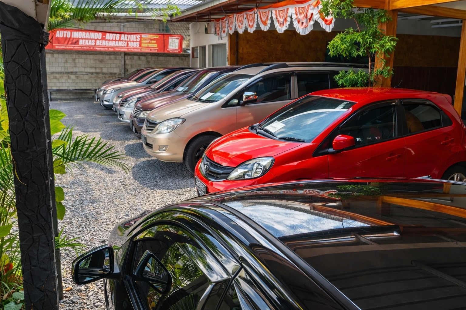 SHOWROOM: Deretan mobil bekas yang dijual di Bojonegoro.