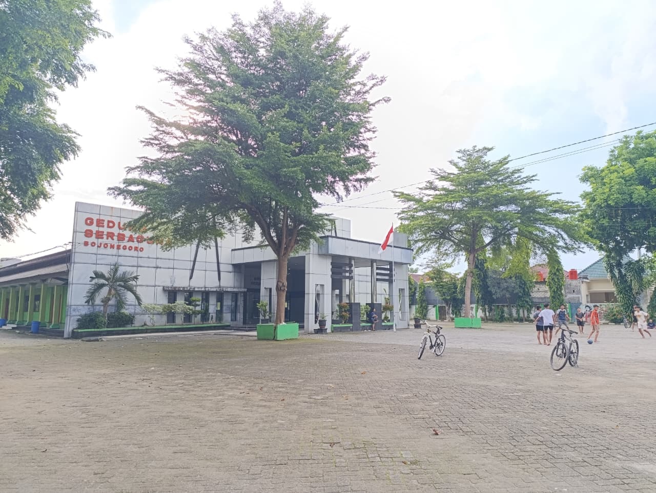 BELUM TARGET: Gedung serbaguna  Bojonegoro salah satu aset pemkab yang dikelola disbudpar, target PAD tahun lalu belum terpenuhi.