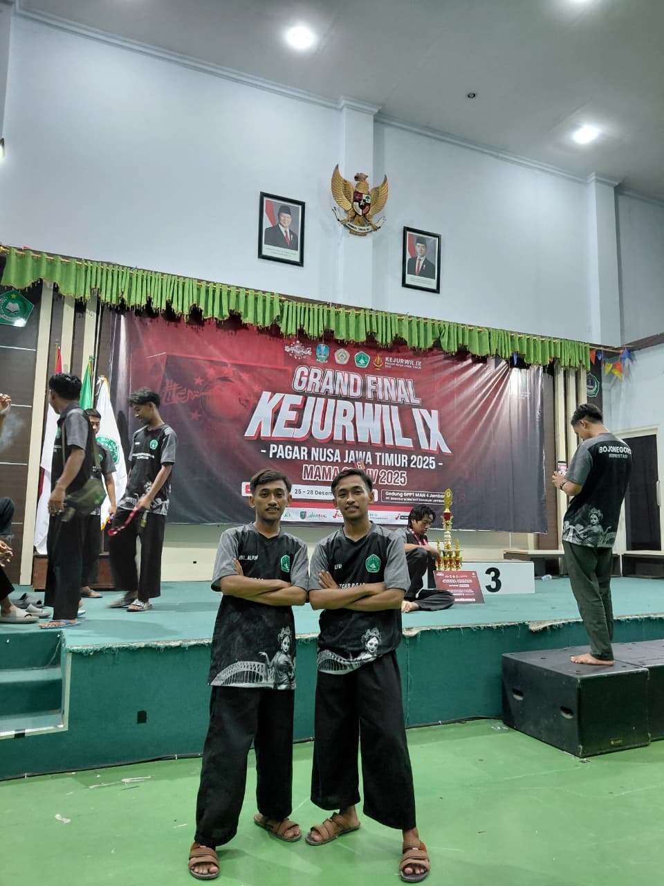 KEMBAR: Ahmad Alfan Khoiruli dan Ahmad Alfin Khoiruli, Juara 1 Ganda Dewasa Putra Grand Final Kejuaraan Tingkat Wilayah Pagar Nusa 2025.