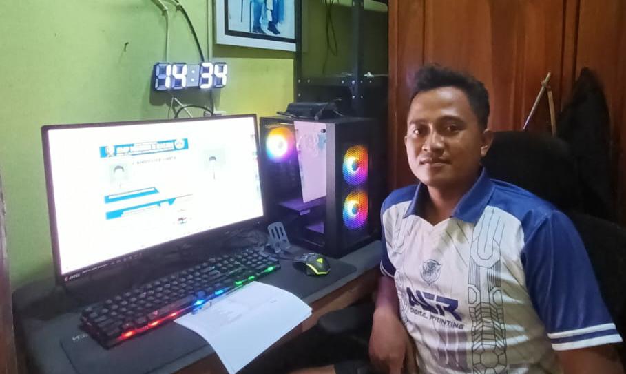 USAHA GARMEN: Ahmad Syaifur Rohman merupakan orang di balik ASR Digital Printing asal Kecamatan Balen, Bojonegoro.