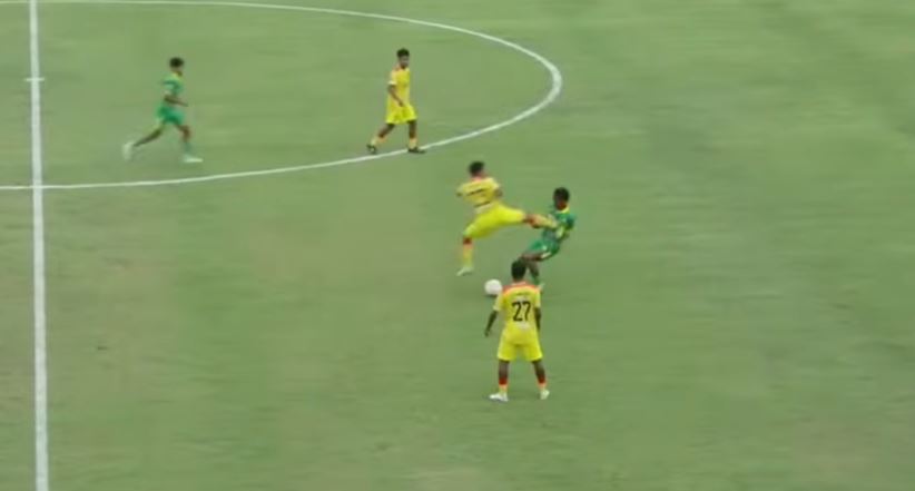 Tangkapan layar ketika Hilmi Gimnastiar menendang Firman Nugraha dalam pertandingan Liga 4 Jatim Senin (5/1). (Dok. PSSI Jatim)