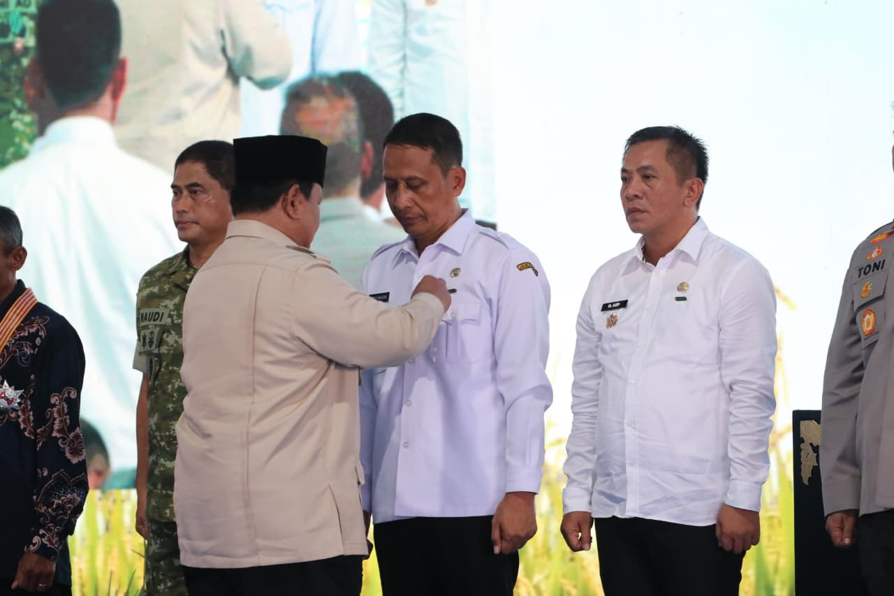 PENYEMATAN: Presiden Prabowo menyematkan pin penghargaan Satyalancana Wira Karya kepada Bupati Bojonegoro Setyo Wahono.