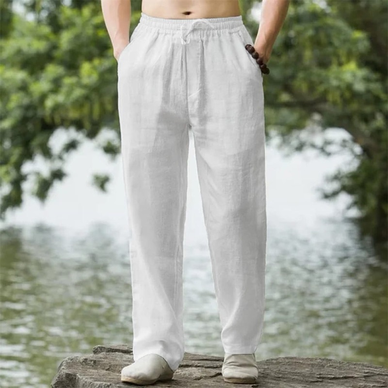 CELANA: Pilih celana linen ketika sedang bersantai.