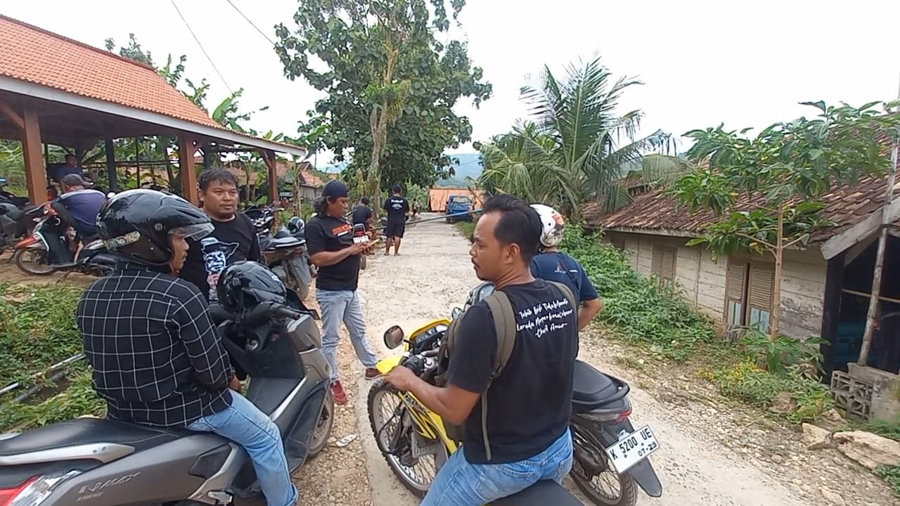KEBAKARAN: Sejumlah warga Desa Gandu, Kecamatan Bogorejo, Blora menjaga portal jalan menuju titik lokasi kebakaran.