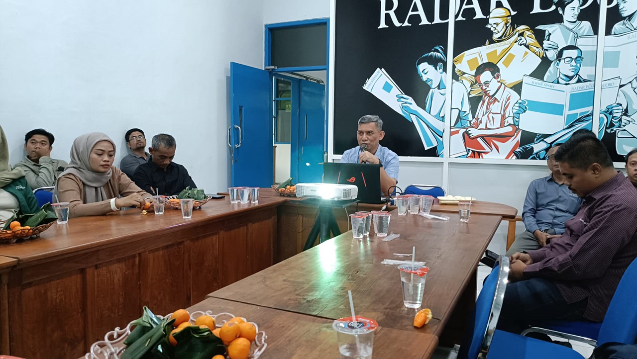 RAPAT: Direktur Jawa Pos Radar Bojonegoro Bachtiar Febrianto memimpin rapat akhi tahun 2025 di ruang rapat kemarin (7/1), ditutup dengan penyerahan penghargaan untuk karyawan berprestasi di setiap