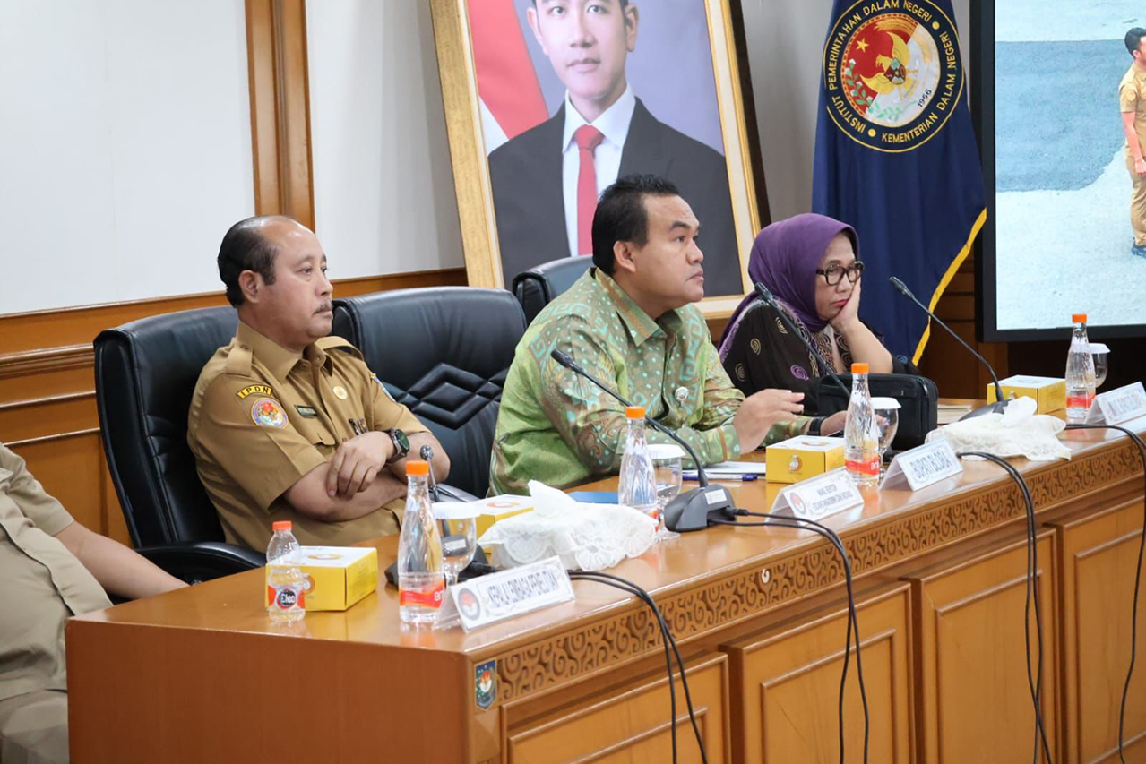 SERAP ILMU: Bupati Arief saat studi banding ke Kampus IPDN, Jatinangor, Sumedang sebagai pertimbangan dalam menyusun strategi guna menggenjot PAD di Kabupaten Blora.
