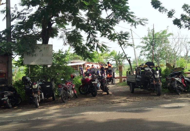 Perlintasan tanpa palang pintu turut Desa Sraturejo, Kecamatan Baureno diamankan petugas keamanan usai kecelakaan pada Kamis (8/1).