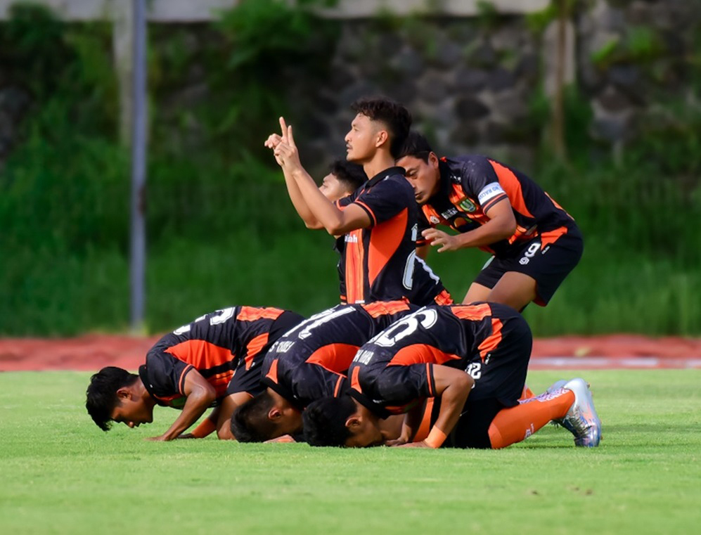 SUJUD SYUKUR: Para pemain Persibo berselebrasi sujud syukur atas gol kedua yang diciptakan Bayu Nugroho dalam laga melawan Rans Nusantara FC, Rabu (7/1). Dalam laga berlangsung di Stadion UNS Solo ter