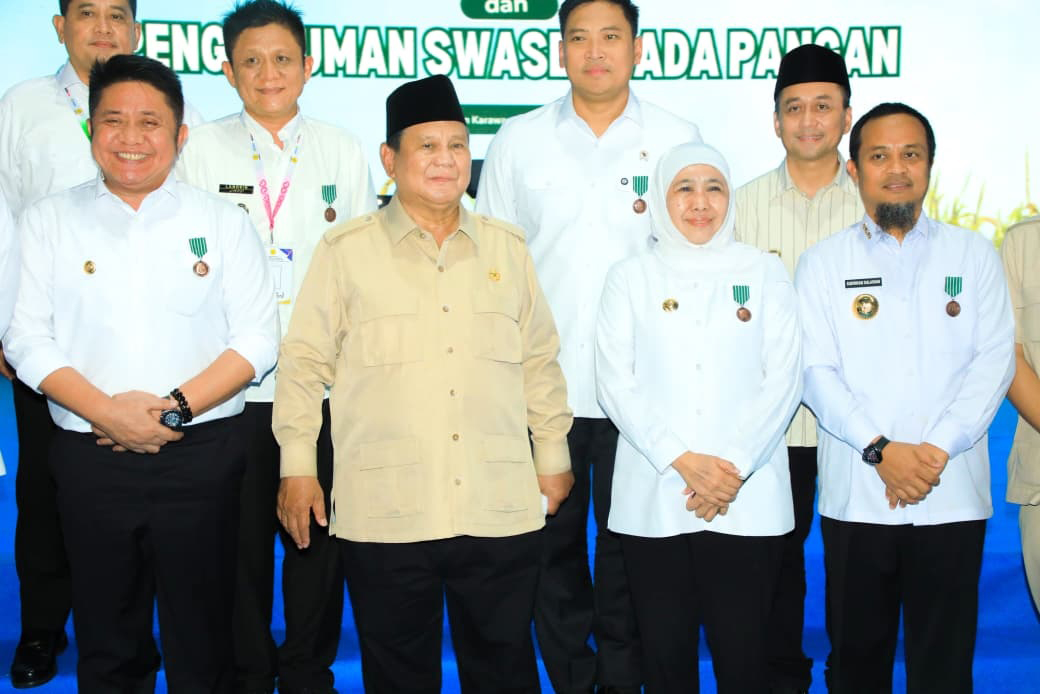 MEMBANGGAKAN: Gubernur Jawa Timur Khofifah Indar Parawansa foto bersama dengan Presiden Prabowo Subianto dalam rangkaian menerima tanda kehormatan Satyalancana Wira Karya Swasembada Pangan 2025.