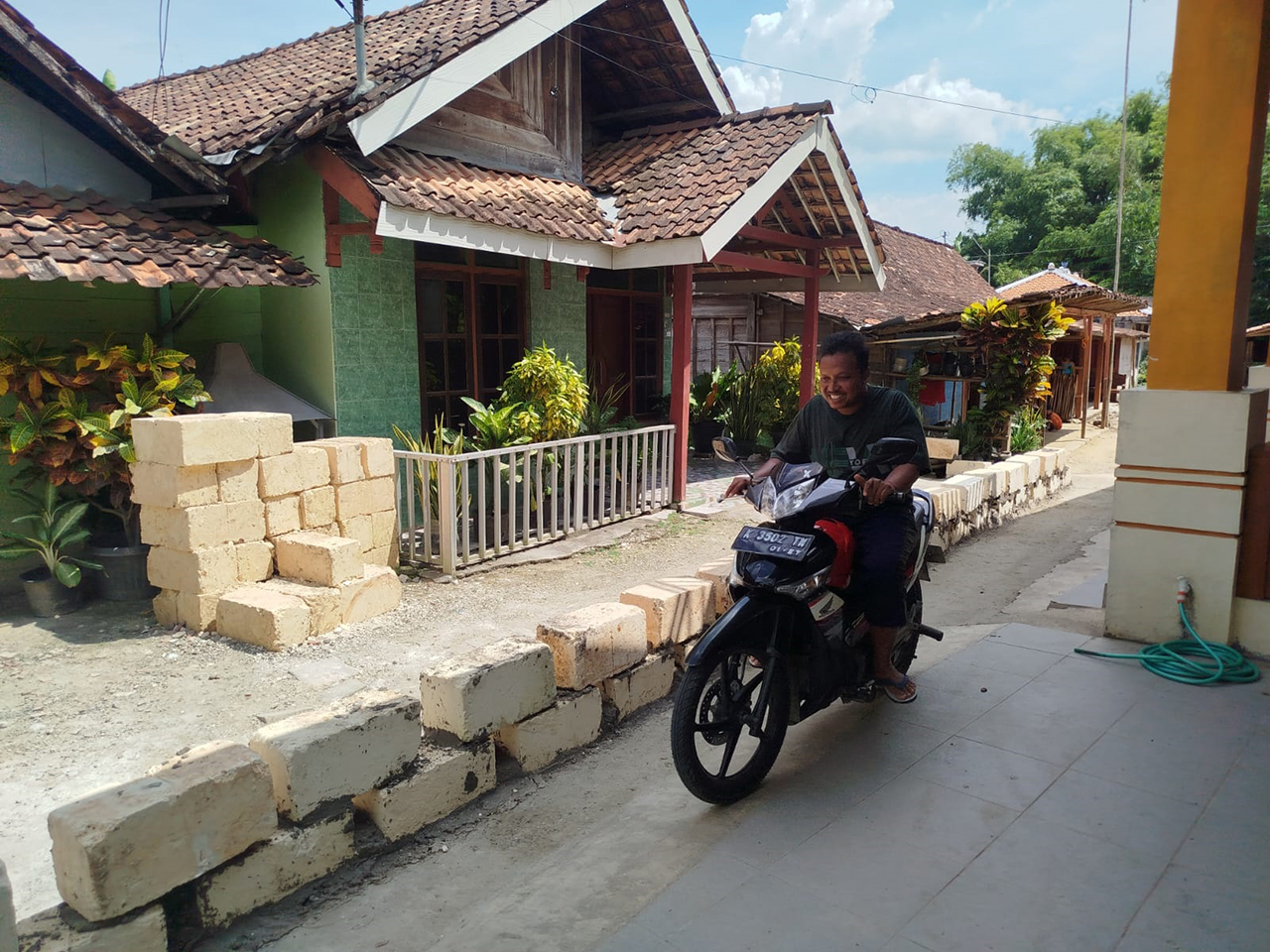 MENYEMPIT: Bangunan tinggi 30 cm dengan panjang sekitar 15-20 meter mempersempit jalan di perkampungan RT 02/RW 03 Desa Kalangan, Kecamatan Tunjungan.