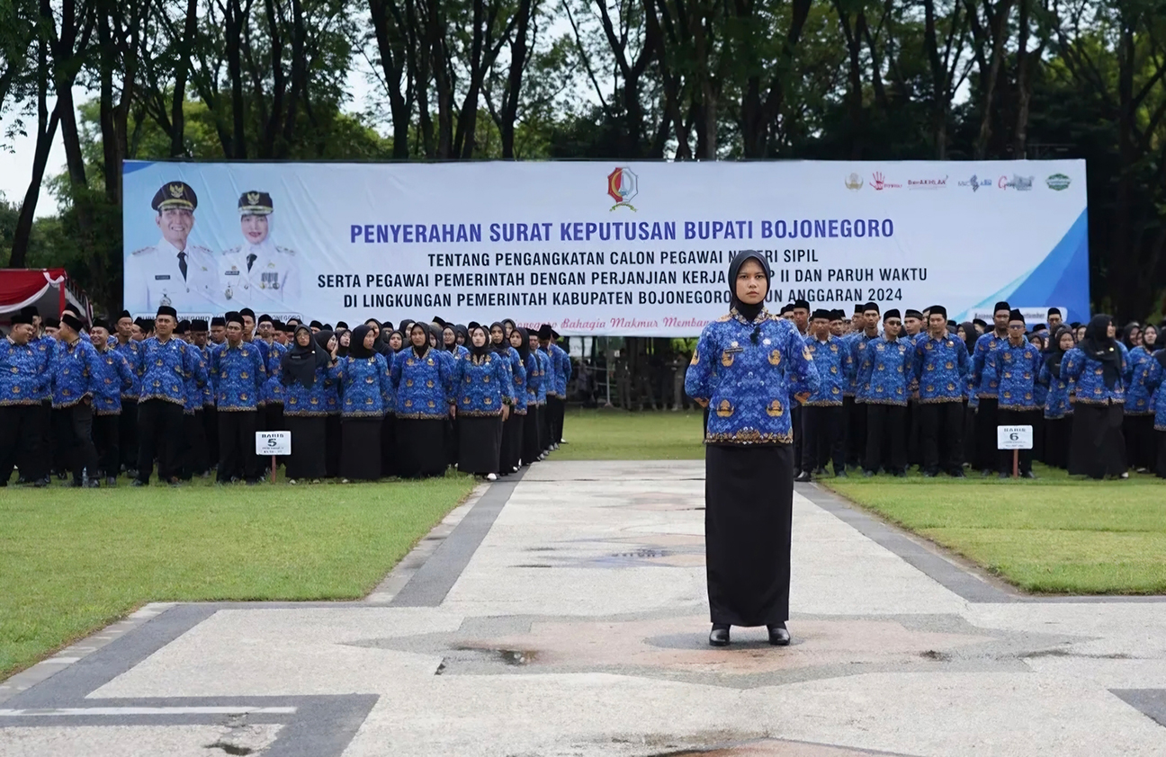 UPACARA: Sebanyak 1.430 CPNS, PPPK Tahap II, dan Paruh Waktu mengikuti upacara penyerahan SK di Alun-Alun Bojonegoro pada September 2025.