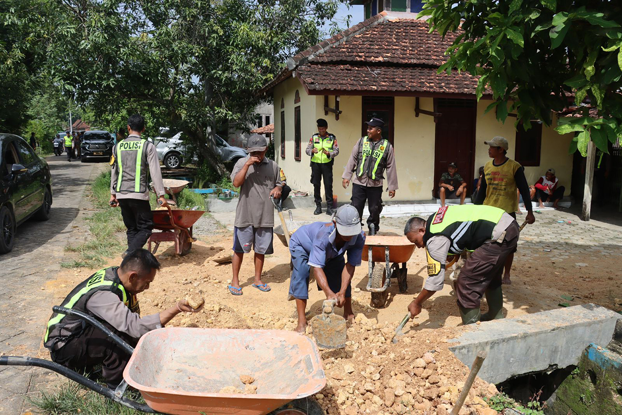 AMBLES: Anggota Polres Blora saat meninjau tanah ambles di Desa Buluroto, Kecamatan Banjarejo beberapa waktu lalu.