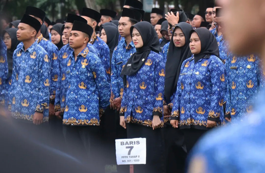 UPACARA: Sebanyak 1.430 CPNS, PPPK Tahap II, dan Paruh Waktu mengikuti upacara penyerahan SK di Alun-Alun Bojonegoro pada September 2025.