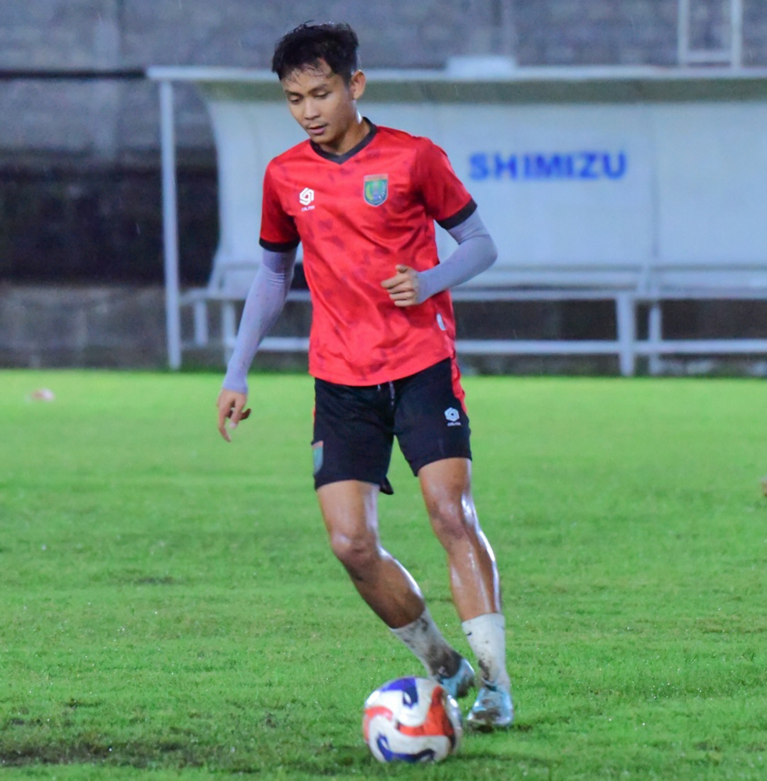 Tegar Shevanton menjalani latihan bersama skuad Persibo di Lapangan Pabelan, Sukoharjo jelang laga melawan Persikutim United sore ini (11/1). The Giant Killer optimistis memenangkan pertandingan