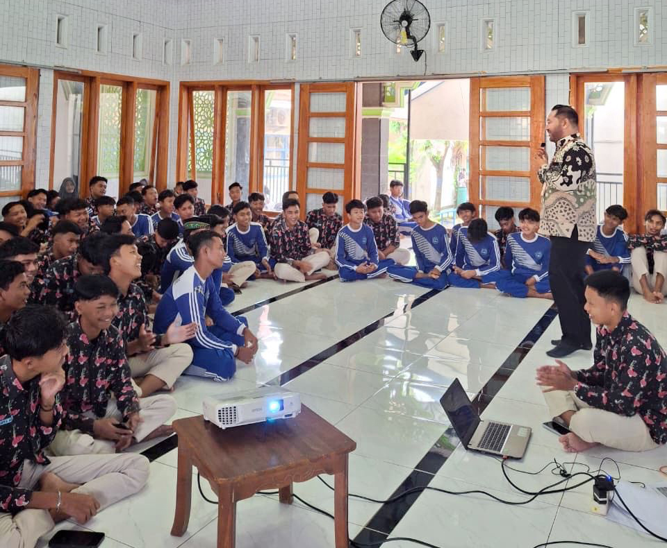 SOSIALISASI: Kepala SMAN 1 Kedungadem Masedy Masrur berikan sosialisasi kepada siswa-siswinya perihal SNPMB.