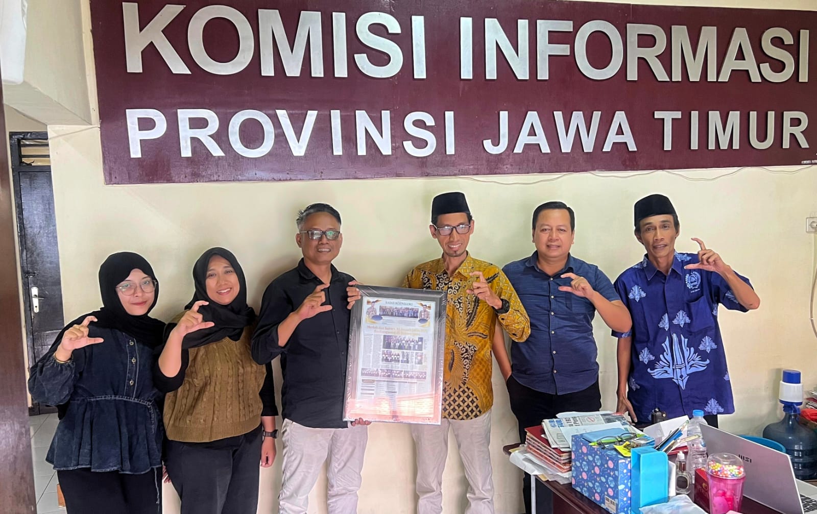 BANGUN SINERGI: Tim event Jawa Pos Radar Bojonegoro (tiga kiri) saat berkunjung dan berfoto bersama Ketua Komisioner KI Jatim A. Nur Aminuddin dan Wakil Ketua Yunus Mansur Yasin, serta M. Sholahuddin,