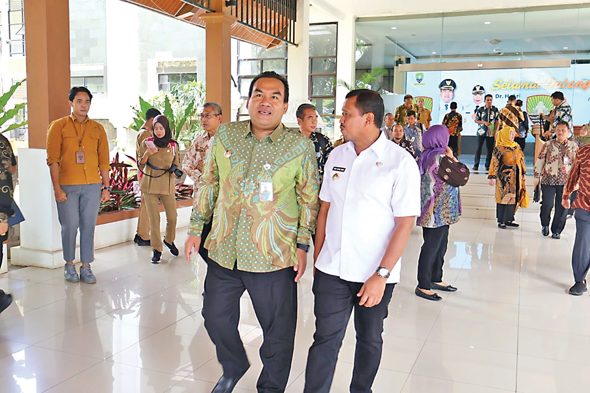 KUNJUNGAN : Bupati Blora Arief Rohman bersama Bupati Sumedang Dony Ahmad Munir saat kunjungan di Sumedang.