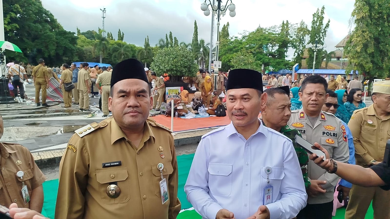 BERI PERHATIAN: Dirjen Kemendes PDTT, Tabrani didampingi Bupati Blora, Arief Rohman saat menghadiri acara di Kabupaten Blora.