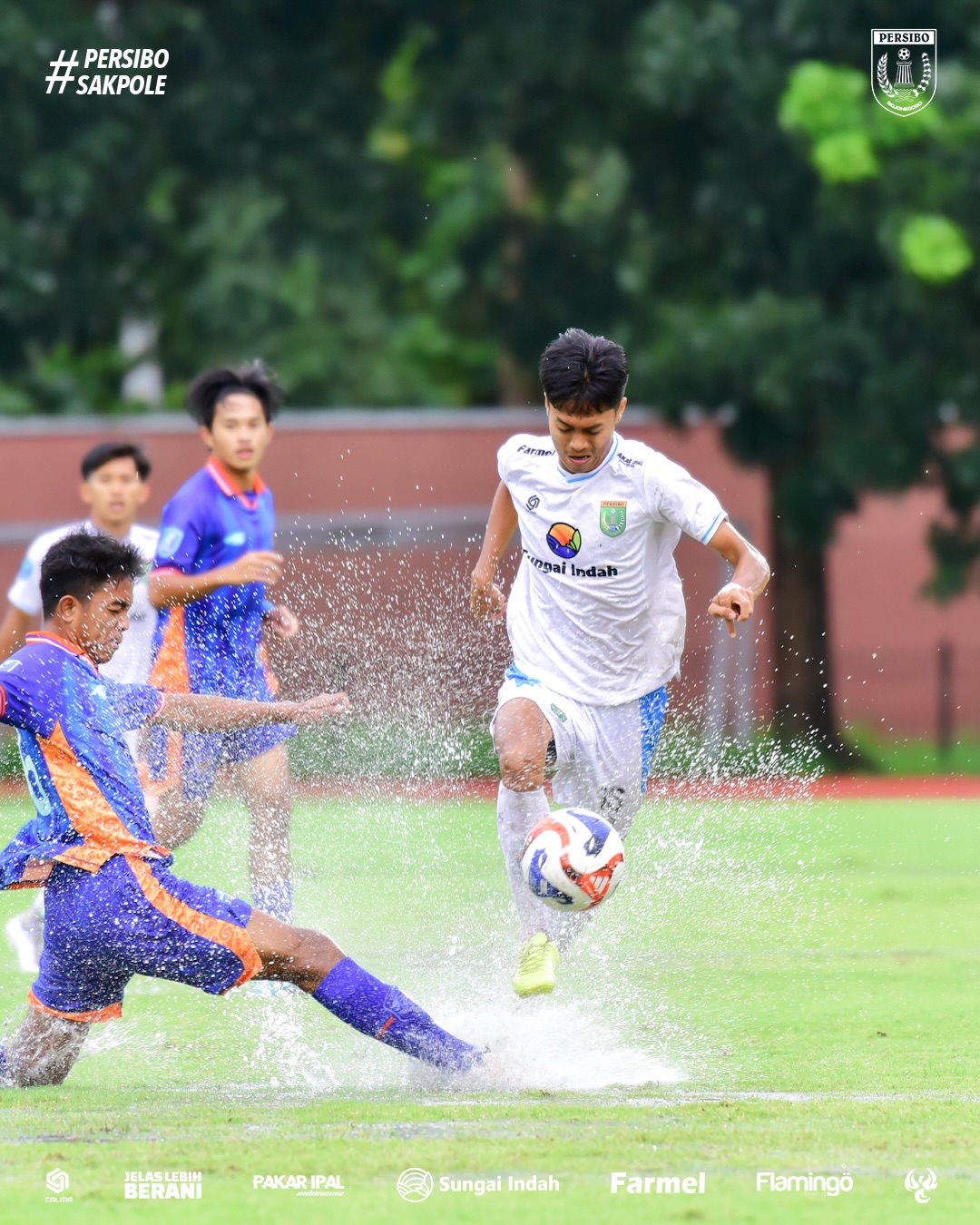 SLIDING: Ananda Dhea menghindari sliding tackle pemain Persikutim United dalam laga di Stadion UNS, Solo Minggu (11/1).