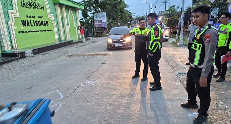 OLAH TKP: Petugas sedang melakukan olah TKP di lokasi kecelakaan di Kecamatan Sumberrejo.