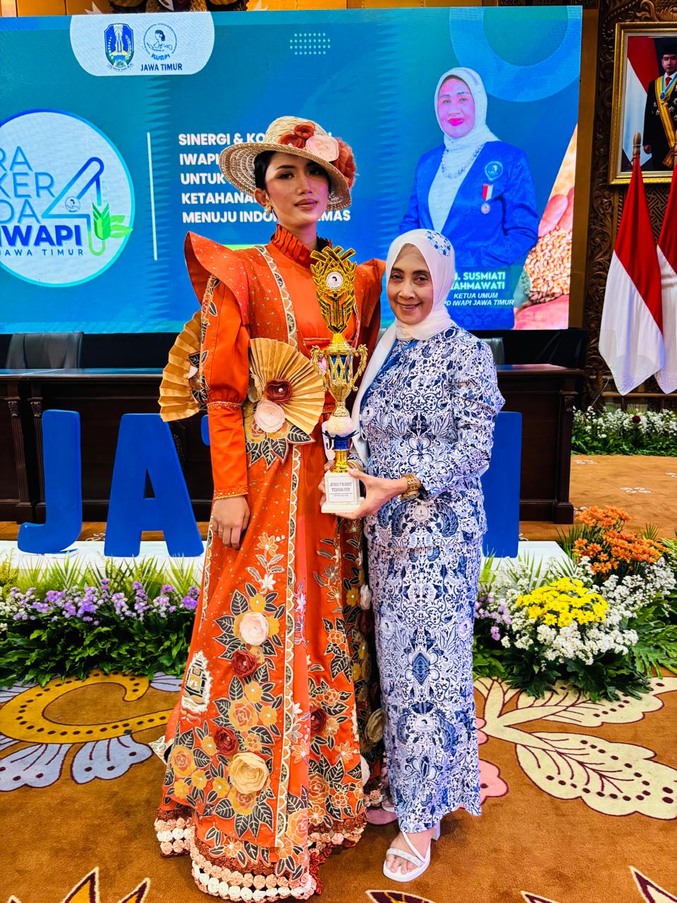 EKSEKLUSIF: Batik karya Sri Artiningsih terkenal dengan cantik dan sksklusif, mengantarkannya Juara 1 Terinovatif Batik Tingkat Provinsi Jawa Timur Gaun 2025.