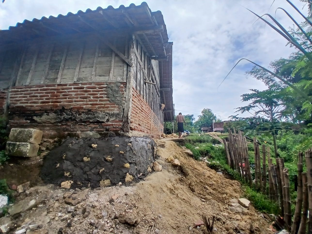 MEMPRIHATINKAN: Kondisi rumah warga yang terdampak longsor di Dusun Ngetrep, Desa Tutup, Kecamatan Tunjungan.