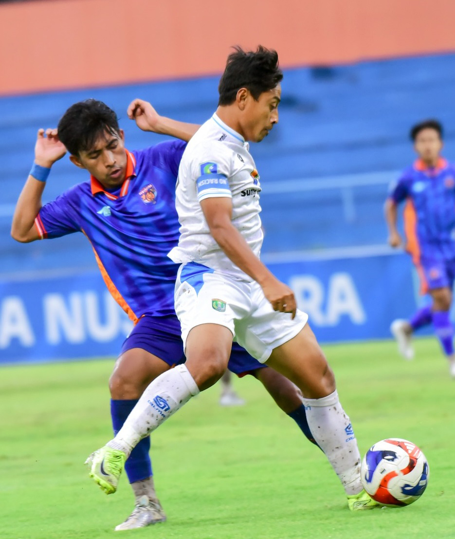 PUTRA DAERAH: Samsul Arif melindungi bola dari pemain Persikutim United dalam laga ke 10 di grup C Liga 3 Nusantara, Minggu (11/1).
