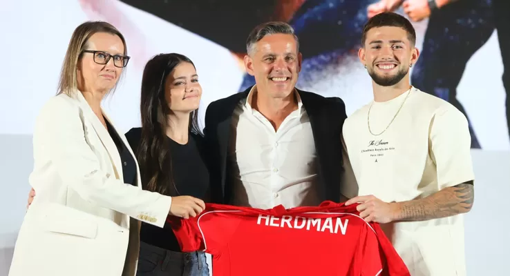 Sebagai bagian dari program kepelatihan, John Herdman (kedua dari kanan) juga akan tinggal di Indonesia bersama keluarganya. (DERY RIDWANSAH/JAWA POS)