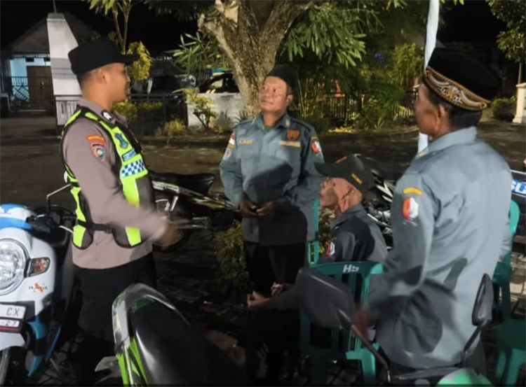 DIALOG: Polisi saat dialog dengan linmas untuk mewujudkan kamtibmas.